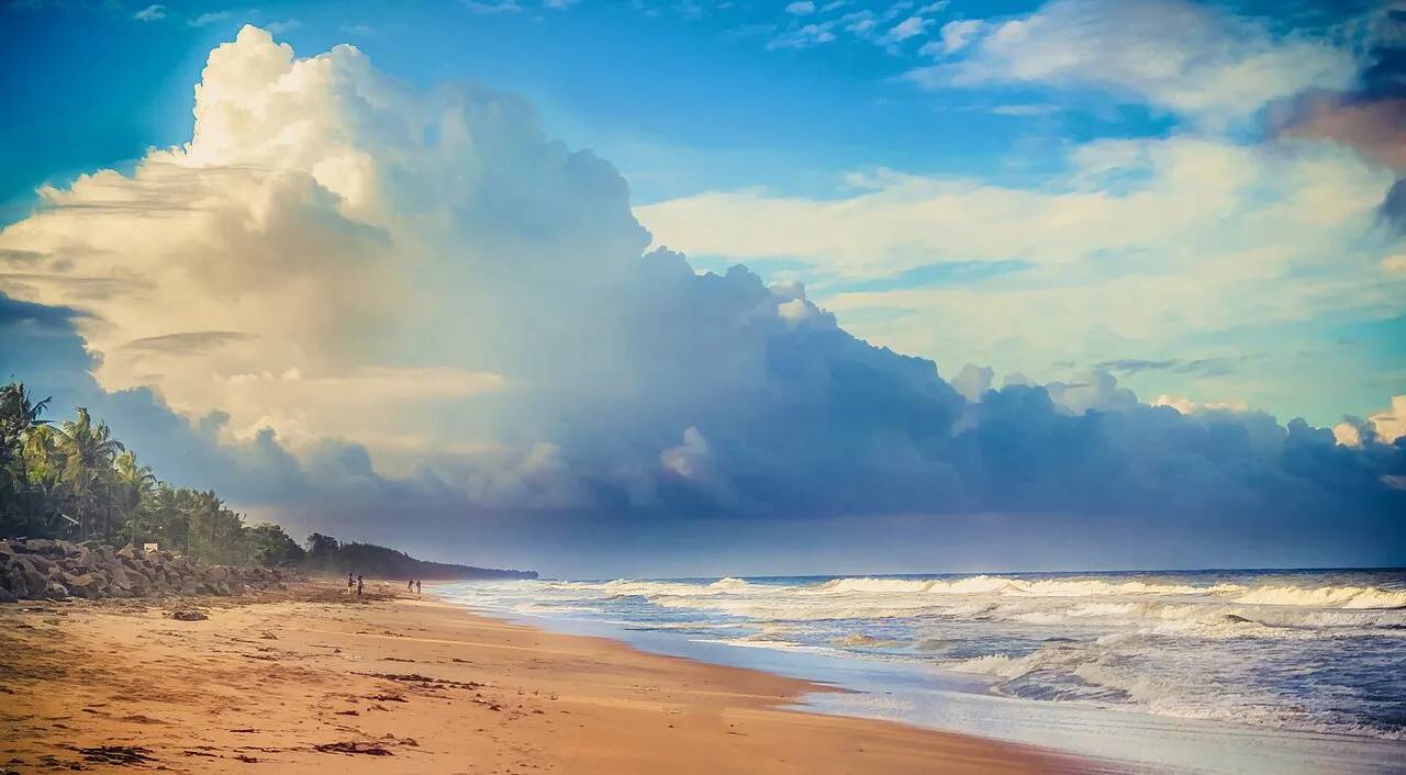 Clouds and waves at Cherai Beach